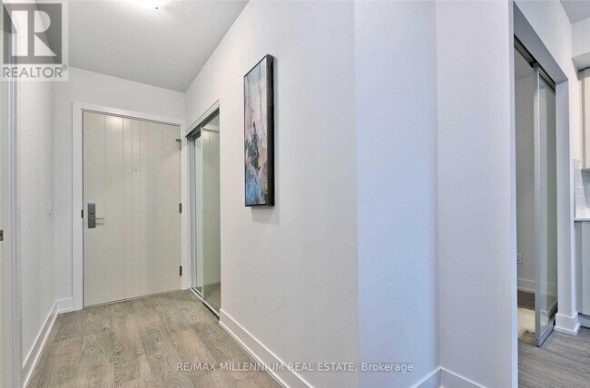 Photo du bâtiment - 2550-2550 Simcoe St N