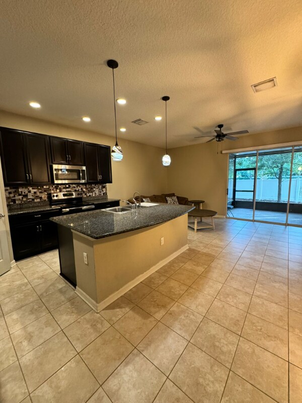 Foto del edificio - 6980 Holly Heath Dr