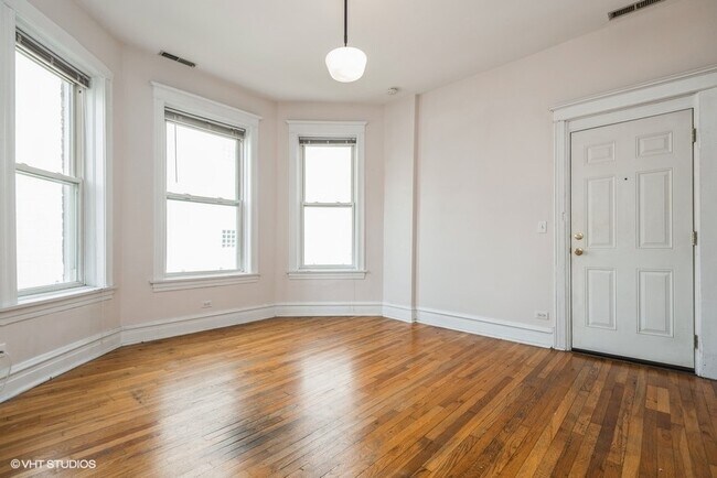 Foto del edificio - 2135 W Division St