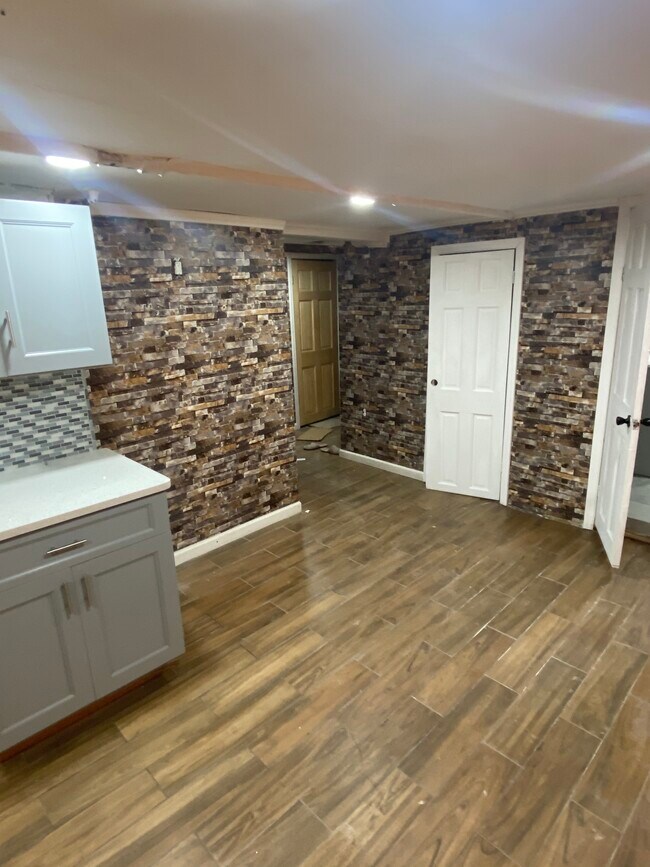 Kitchen and dining - 4105 Clarendon Rd