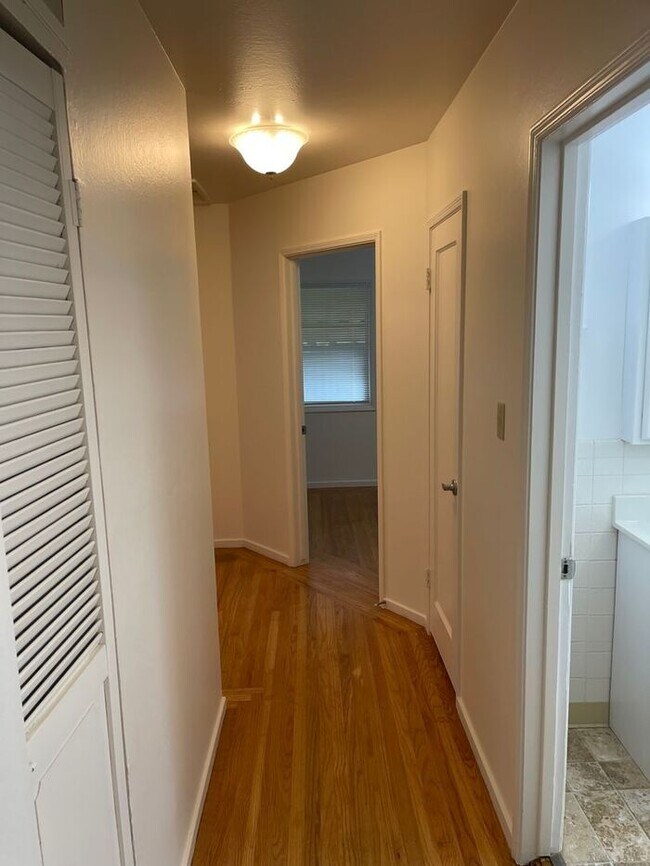 Building Photo - 3 bedroom 1 bath SFH with BONUS room!