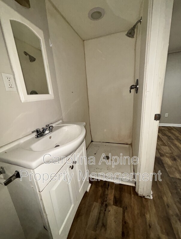 Foto del edificio - 2512 Finchley Dr