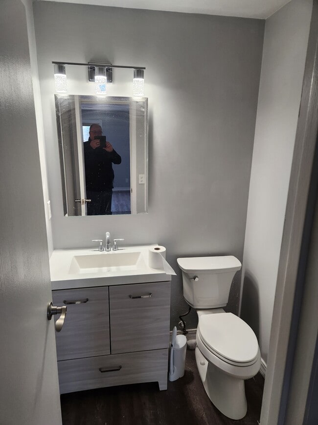 master bath - 717 Gordon Smith Blvd