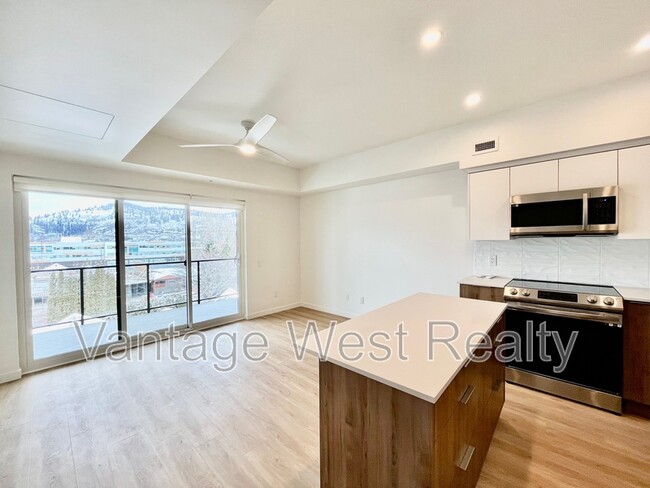 Building Photo - 604-604 Cawston Ave