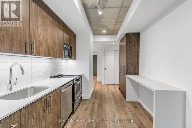 Building Photo - 115 Larchmount Ave