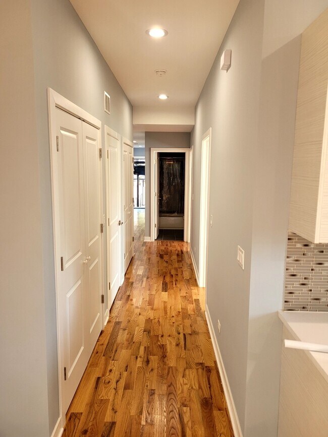 Foto del edificio - 5847 W Corcoran Pl