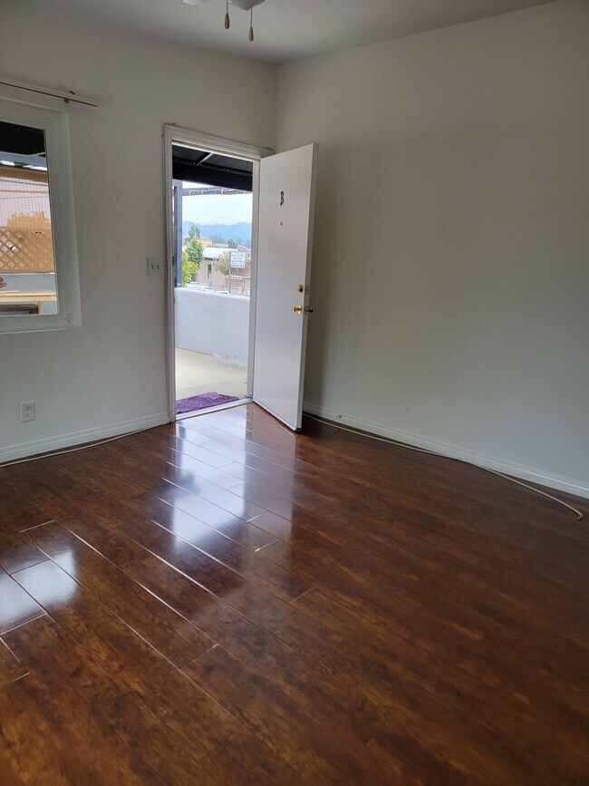 living room looking to patio terrace - 1013 Rosedale Ave