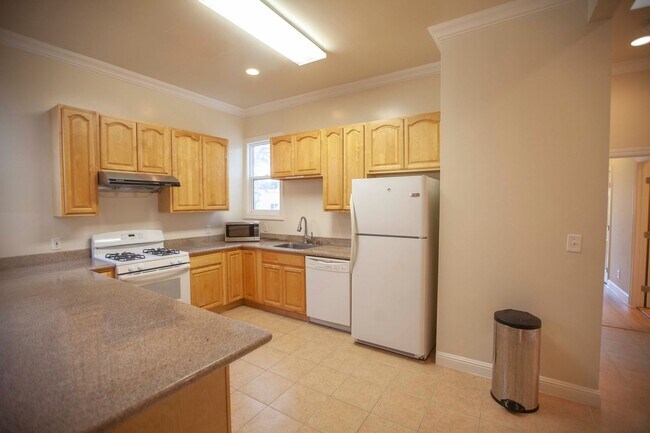 Foto del edificio - House for rent, Updated 4BR+2 extra BR/Den/Offices/Family Rooms & 3BA in Ingleside!