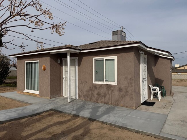 Building Photo - NEW LISTING!! 3 Bedroom 1.5 Bathroom House with Huge Yard, Central Heat & Air!
