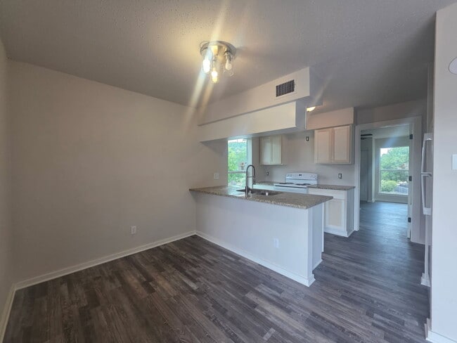 Building Photo - 1020 Autumn Cir
