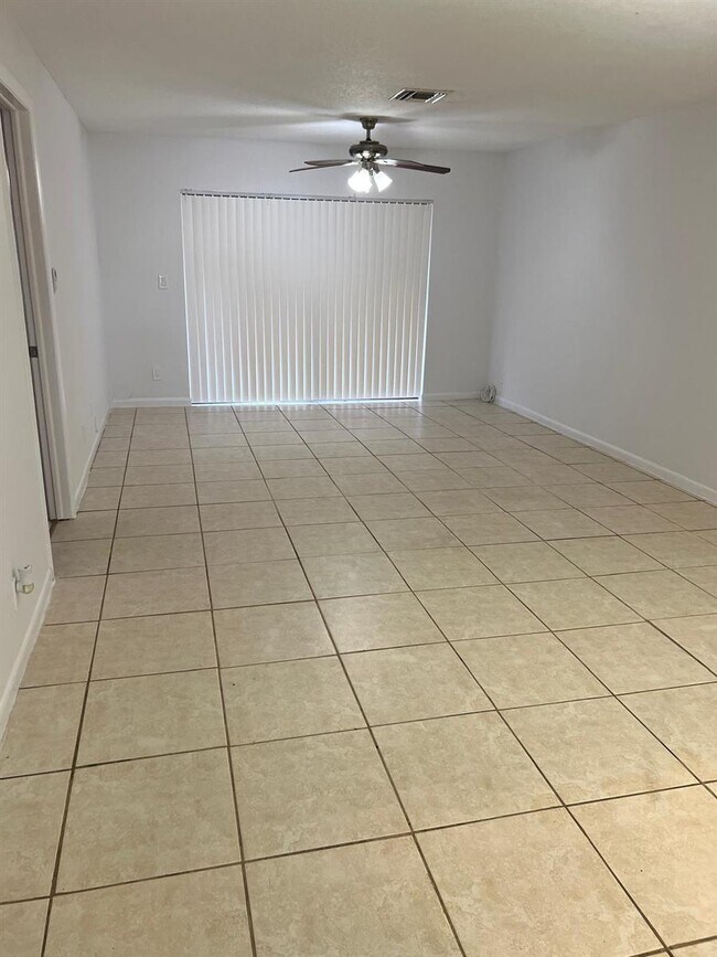 Foto del edificio - 24 Laredo Pl