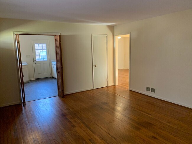 Foto del edificio - Riverdale Duplex Available July 2026