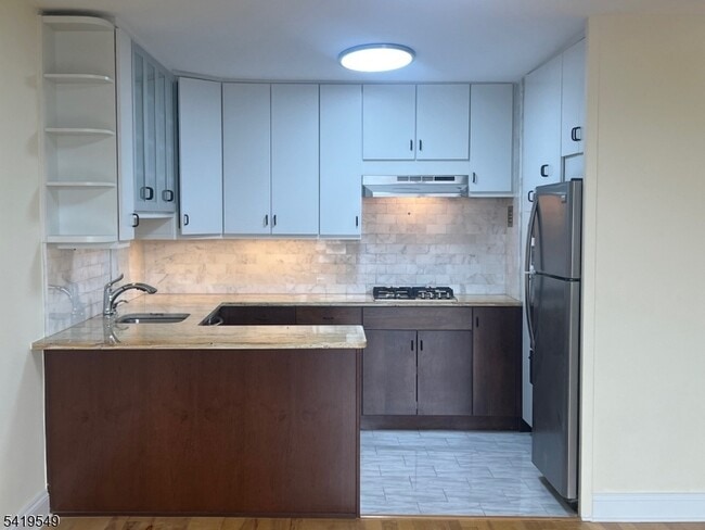 Building Photo - 530 Valley Rd