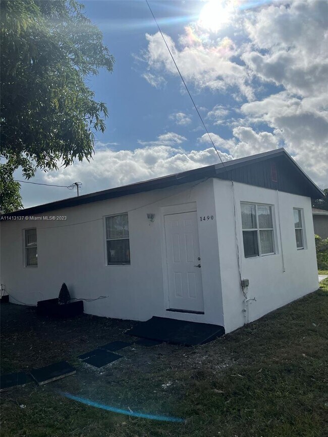 Foto del edificio - 1490 NW 74th St