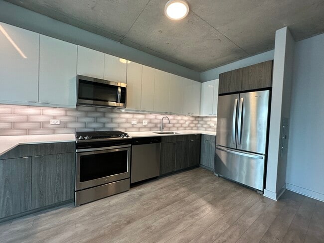 Building Photo - 835 W Addison St