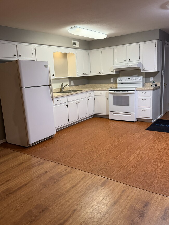 Building Photo - 2221 Klug Dr