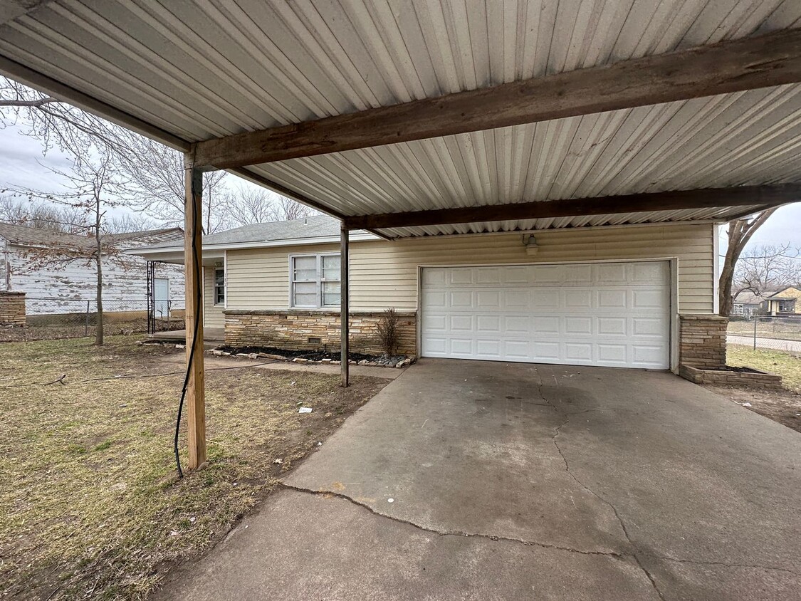 Primary Photo - Lovely Home Near Downtown Tulsa