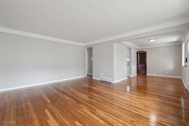 Foto del edificio - 5339 Elmwood Ave