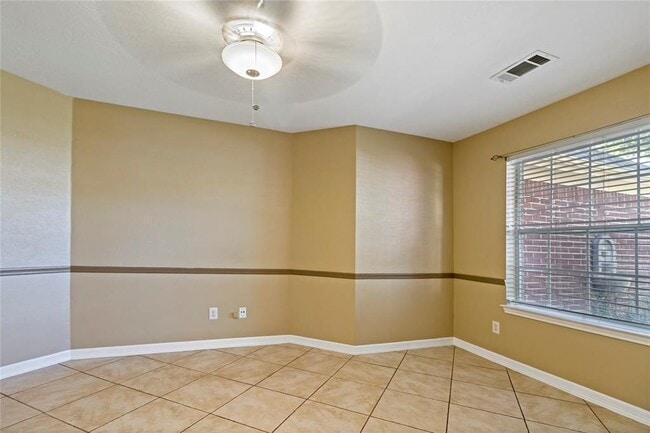 Foto del edificio - 18510 Dennington Dr