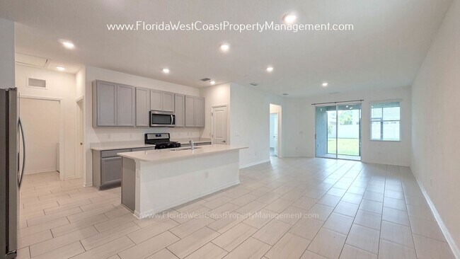 Foto del edificio - OUSTANDING SEMI FENCED! 3 BEDROOM/2 BATH HOME IN EAVES BEND! ARTISAN LAKES PALMETTO!