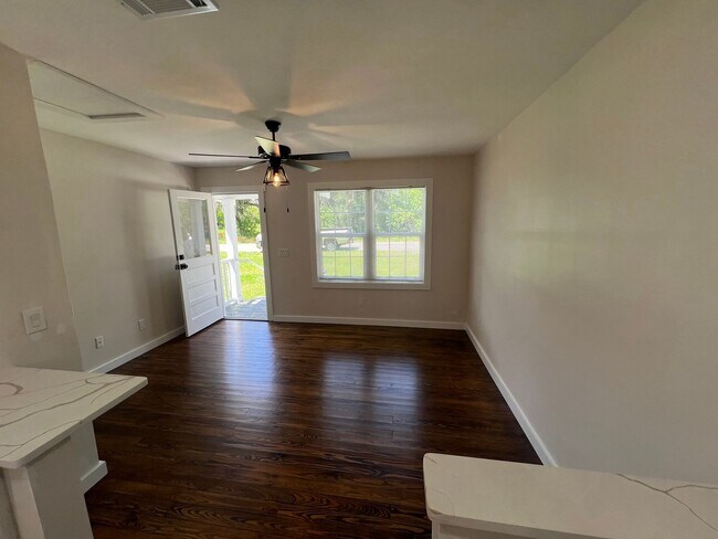Foto del edificio - ANNUAL ** $1,600/month ** 3/4 Mile from Su...