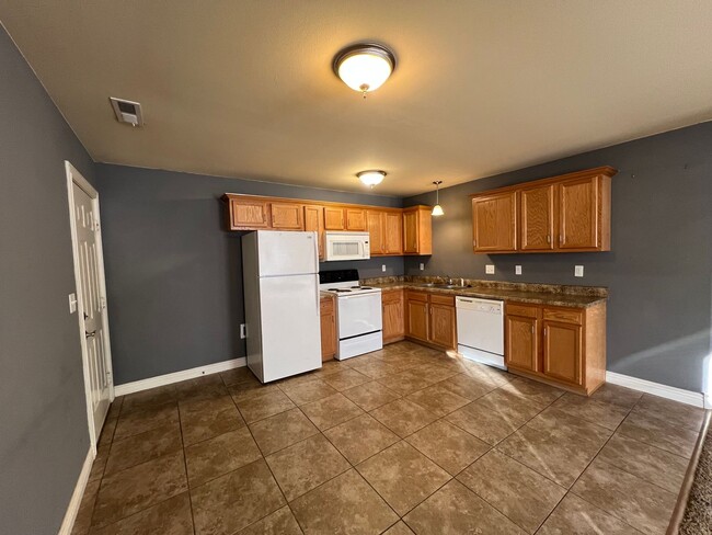 Building Photo - 3br / 2 ba Duplex coming soon.