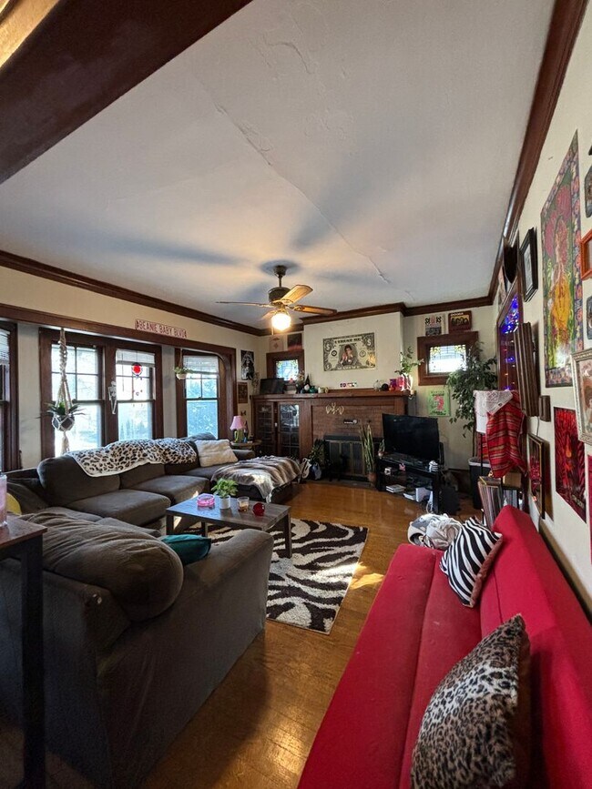 Foto del edificio - 2935 N Downer Ave