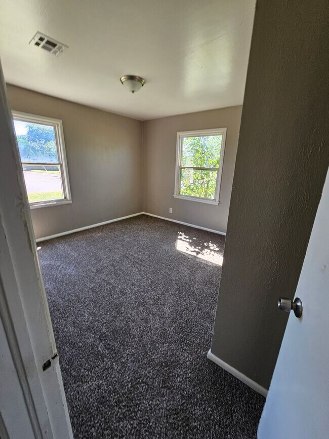 Building Photo - 4 Bedroom House Available now in Del City