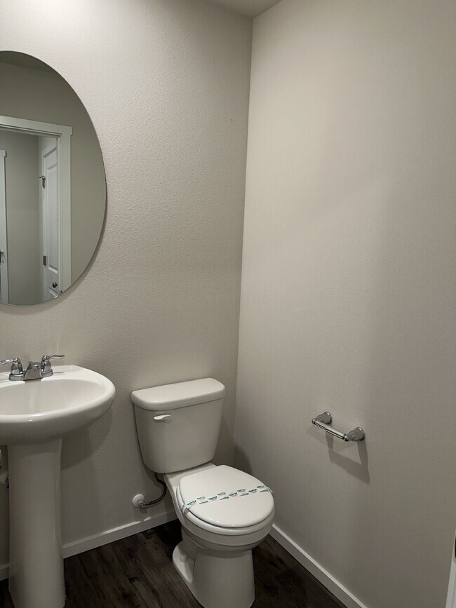 Foto del edificio - Newer Townhouse in Saddle Club Estates with 2-Car Garage – Nearby Winco, Fred Meyers & Schools