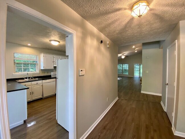 Foto del edificio - Must See 3 Bedroom 2 Bath Ranch in Warren ...