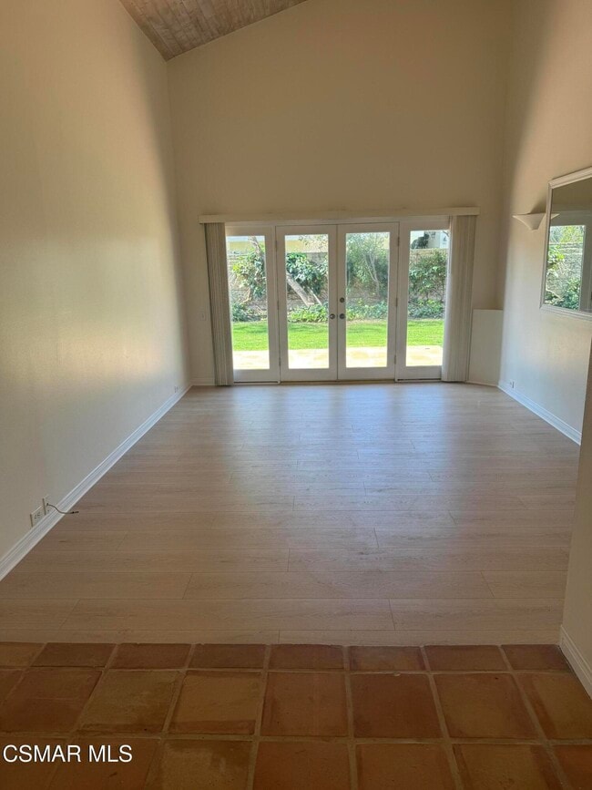 Building Photo - 2923 E Sierra Dr