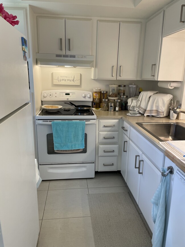 Kitchen - 3851 N Ocean Blvd