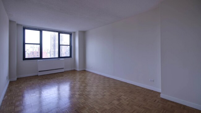 Foto del edificio - 303 E 83rd St