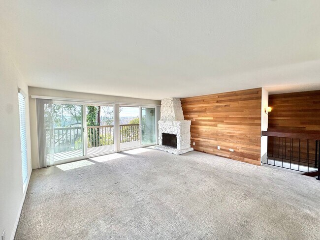 Foto del edificio - Mid-Century Townhome in Fashion/Mission Valley WEST! 3bd/2ba, garage, laundry, VIEW!