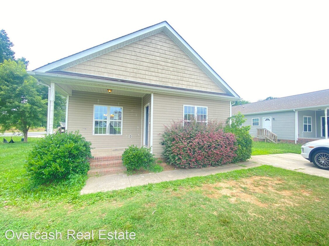 4 br, 2 bath House 100 S. Little Texas Road House Rental in