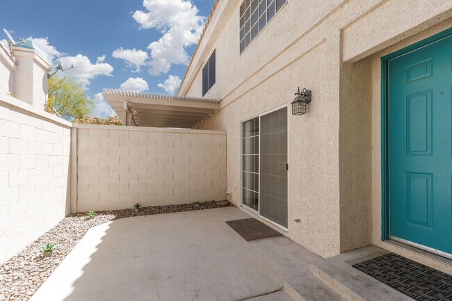 Foto del edificio - Upgraded townhome in gatede West side comm...