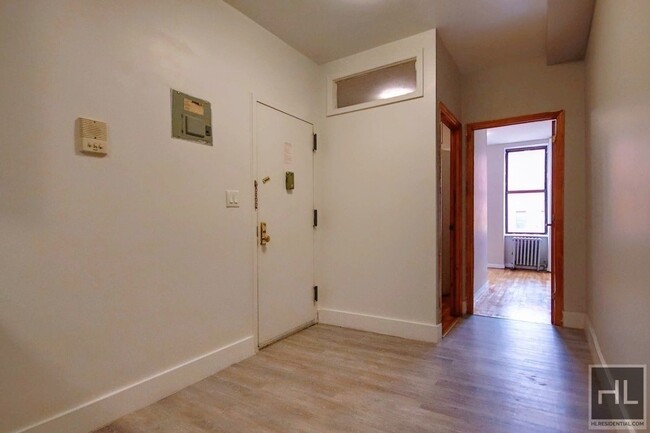 Building Photo - 2 bedroom apartment on FIRST AVENUE