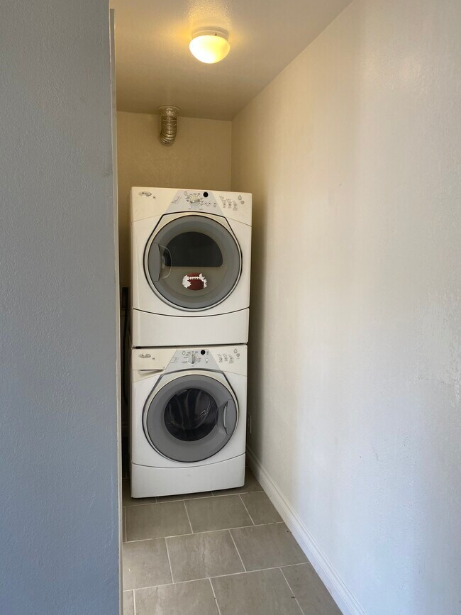 Lavadora/secadora - 4400 Tourmaline St