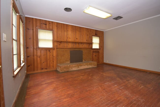 Building Photo - Spacious 4 Bedroom, 2 Bath