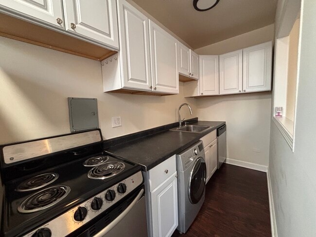 Building Photo - 3346 N Marshfield Ave