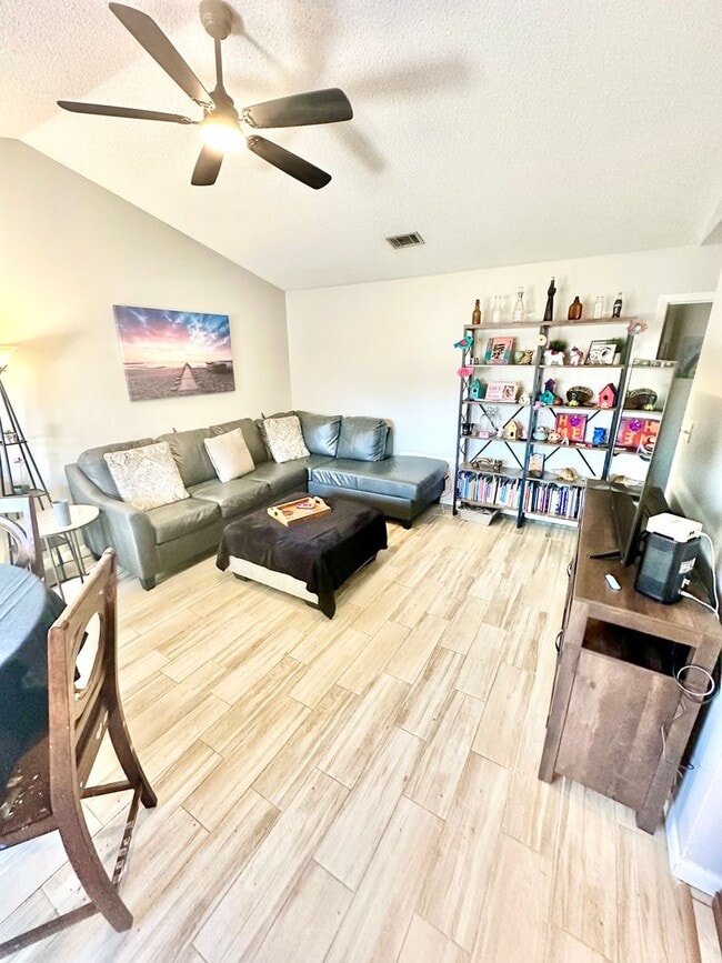 Building Photo - Nice 2 bedroom / 2 bathroom / 2 car garage single story town home for rent in Shalimar!