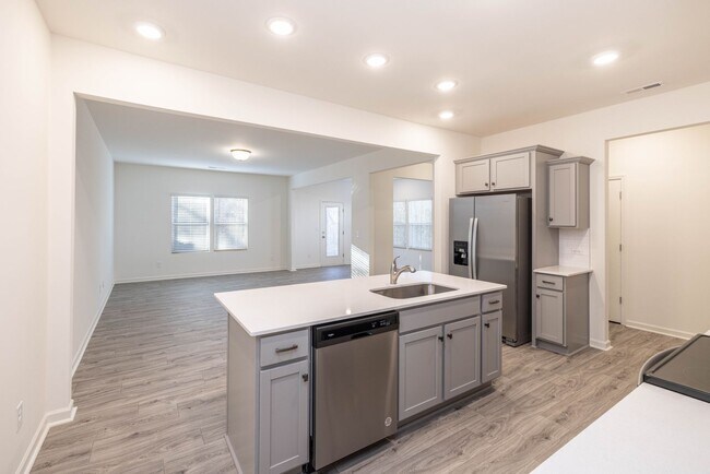 Building Photo - Paired 3br 2.5 with garage  minutes from s...