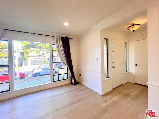 Foto del edificio - 7311 Dunfield Ave