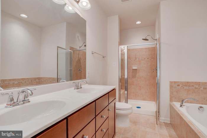 Foto del edificio - 7233 Silver Thorn Way