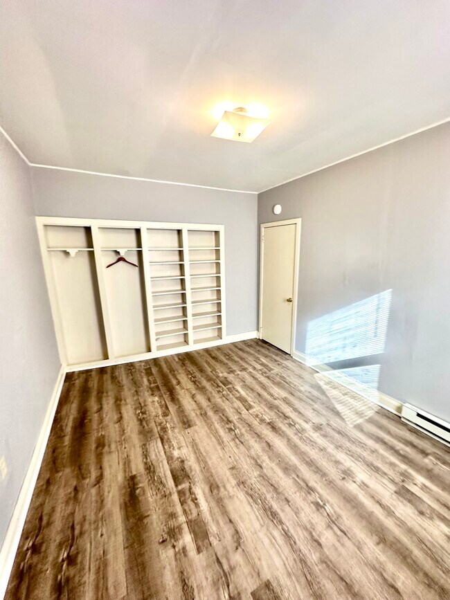 862 Iron Ridge Rd, Apt E - Bedroom & Built-ins - 850 Iron Ridge Rd