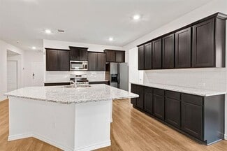 Building Photo - 314 Red Oak Dr