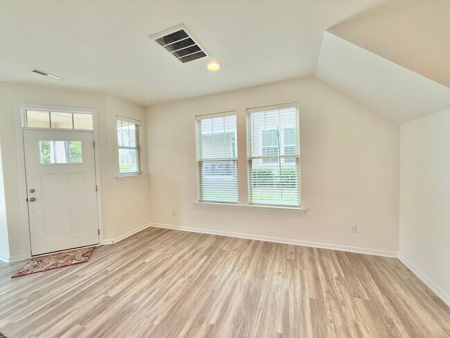Building Photo - Stunning 3BD, 2.5BA End Unit Townhome in t...