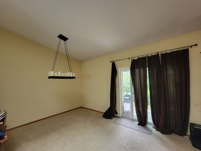 Foto del edificio - Charming and spacious 3 bed home in secluded location, 10 minutes to freeways