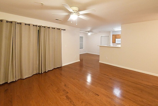 Foto del edificio - 2102 McConnell Dr