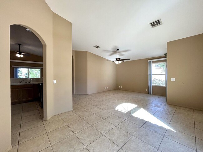 Foto del edificio - AVAILABLE NOW! 3 Bedroom 2 Bathroom Home in Desert Hot Springs!